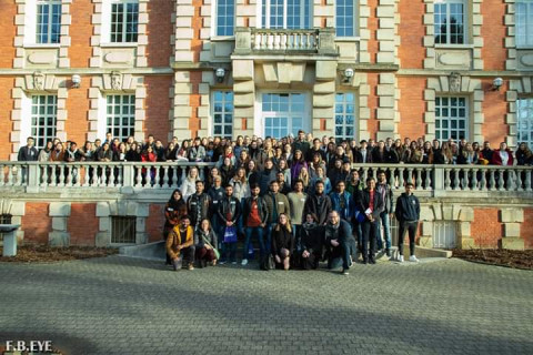 Étudiants des associations de NEOMA Rouen rassemblés pour une photo de groupe sur le campus